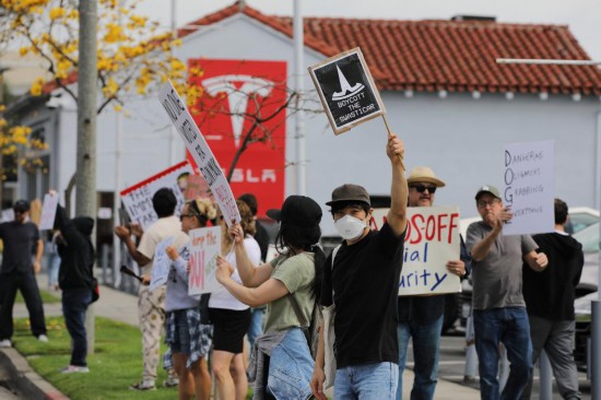   3月29日，示威者聚集在美国加利福尼亚州洛杉矶的一家特斯拉门店外。新华社发（邱晨摄）
