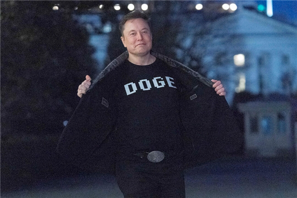 马斯克嘲讽“哈佛经济学博士” 后者回怼：你就是个卖车的