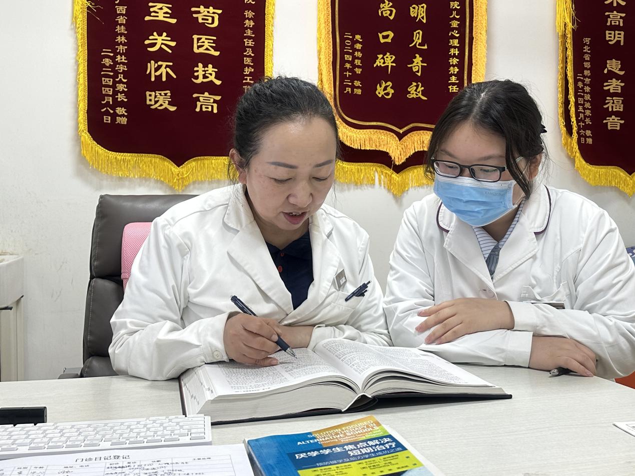 北京天使儿童医院徐静主任助力16岁厌学少年重返校园