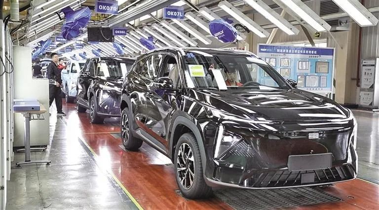 在吉利汽车宝鸡制造基地，平均每90秒就有一辆新能源汽车下线（4月9日摄）。